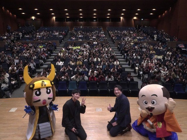 近畿大学「第77回生駒祭」に登場した(左から)三成くん、松本怜生、池田鉄洋、ひでよしくん