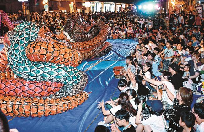 「エキサイティング大蛇」に熱い声援を送る見物客＝浜田市浅井町