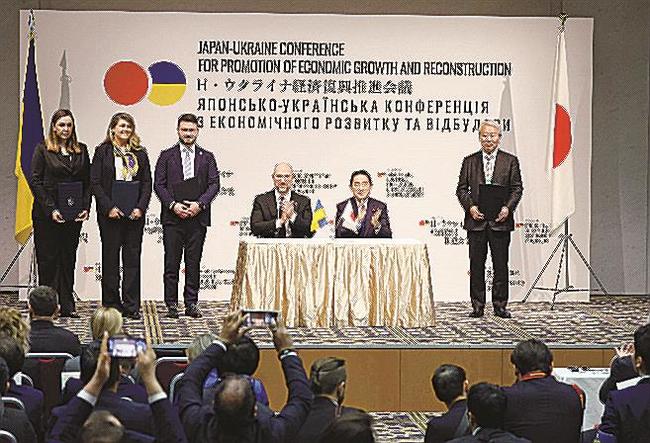 「日ウクライナ経済復興推進会議」に出席した岸田文雄首相（右から２人目）とウクライナのシュミハリ首相（同３人目）＝１９日午前、東京都千代田区（代表撮影）