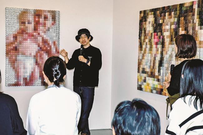 作品の意図を解説する安田知司さん＝島根県飯南町野萱、Ｃａｆｅ　ａｎｄ　Ｇａｌｌｅｒｙ　鐘や