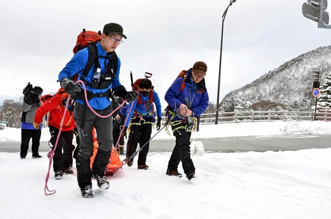 救助に出発する大山琴浦署員＝鳥取県大山町大山