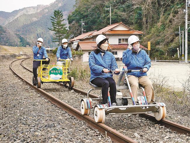 延伸した区間をレールバイクで走る関係者＝島根県川本町川本、旧ＪＲ三江線