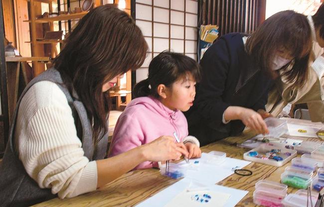 ガラスを使ったアクセサリー作りをする来場者＝松江市東出雲町今宮、いまみや工房