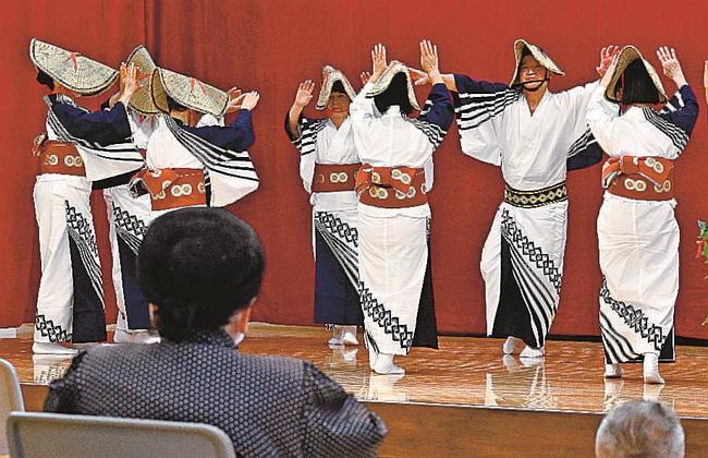 「コダイジ踊り」を披露する保存会員＝松江市宍道町宍道、宍道公民館