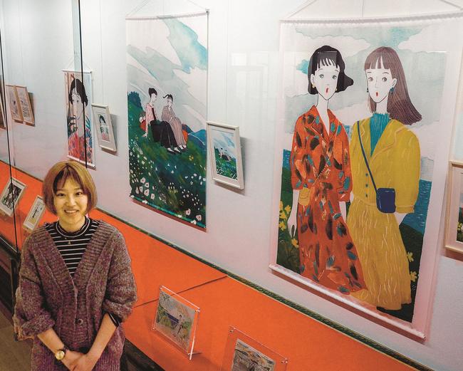 レトロモダンな女性のイラストを描く伊吹春香さん＝鳥取市覚寺、渡辺美術館