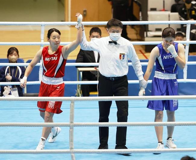 女子フェザー級で、松持亜実（右）を１回ＲＳＣで破り優勝した入江聖奈＝墨田区総合体育館