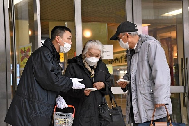 駅利用者に情報提供を呼びかける捜査員（左）＝鳥取市東品治町、ＪＲ鳥取駅北口