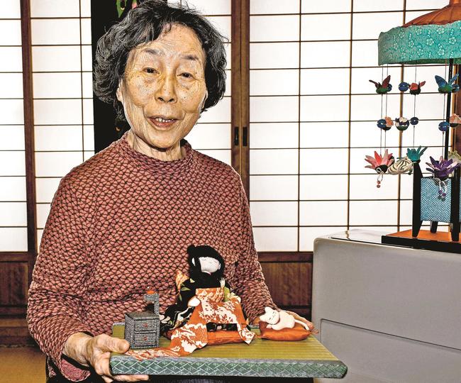 お気に入りの作品を紹介する江澤園生さん＝鳥取県日南町生山