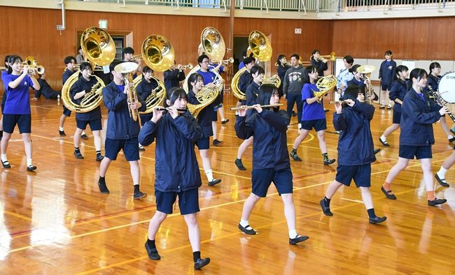 マーチングの基礎練習に取り組む松江商業高校の吹奏楽部員＝松江市玉湯町湯町、玉湯体育館