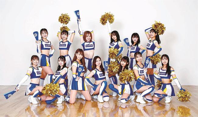 ホーム戦で会場を盛り上げる今季の「アクア☆マジック」メンバー（島根スサノオマジック提供）