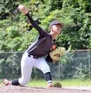 練習試合で投球する宮本大輝さん＝島根県邑南町淀原、瑞穂球場