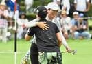 優勝を決め、同組の沖せいら（手前）と健闘をたたえ合う李知姫