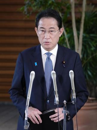 記者団の取材に応じる岸田首相＝２２日午後、首相官邸