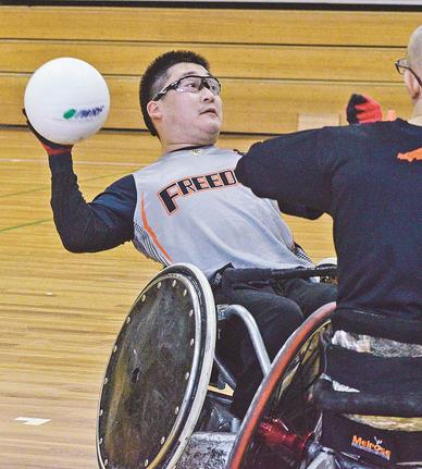 競技に励む角佳樹さん＝米子市東福原８丁目、米子産業体育館