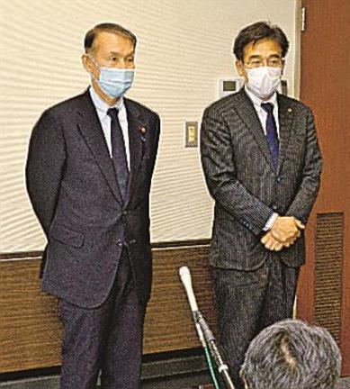 次期衆院選島根２区への対応について説明する国民民主党の岸本周平選対委員長（左）と党県連の森本秀歳代表＝松江市御手船場町、労働会館