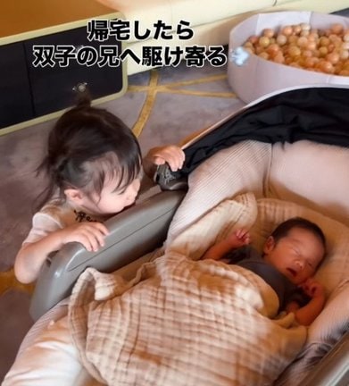 保育園から帰宅して双子の兄のもとへ駆け寄る1歳の女の子（＠moontwins.0810より）