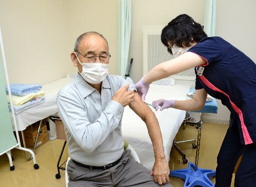 インフルエンザワクチンを接種する高齢者=松江市大正町、堀内科・胃腸科医院