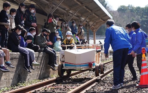 測定ラインを狙い、レールバイクを走らせる児童＝島根県川本町川本、旧石見川本駅