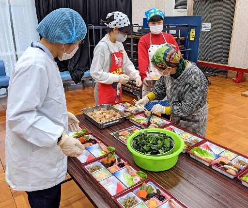 おせちをつくるボランティア(昨年の様子)=島根県吉賀町六日市、吉賀町社会福祉協議会