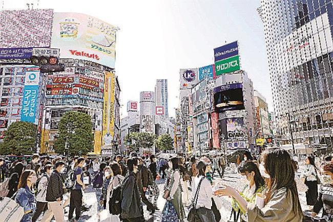 東京・渋谷のスクランブル交差点を行き交う人たち。新型コロナ感染症の感染症法上の位置付けが８日、５類へ移行する（資料）