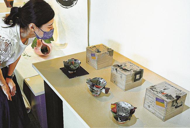 平和への思いを込めて制作した茶わん「ゲルニカ」＝出雲市斐川町直江、おかやギャラリー
