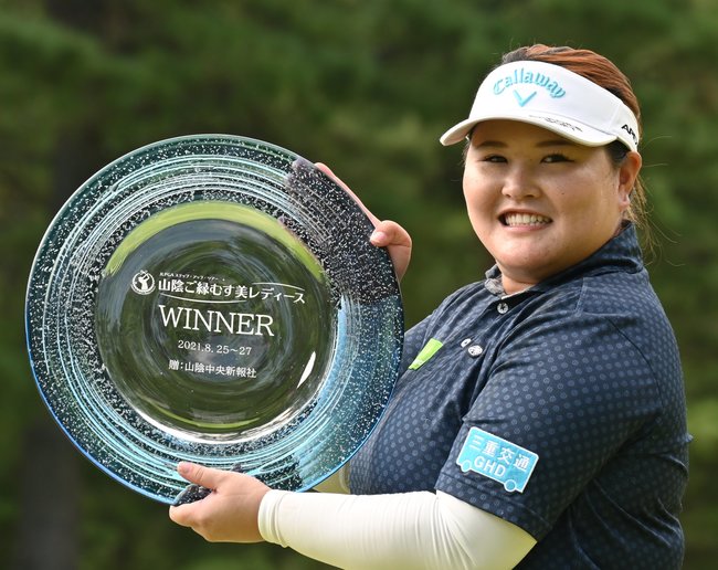 通算１２アンダーで優勝し、ガラス製プレートを手に笑顔を見せる鈴木麻綾＝鳥取県伯耆町丸山、大山平原ゴルフクラブ