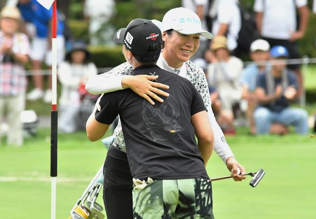優勝を決め、同組の沖せいら（手前）と健闘をたたえ合う李知姫