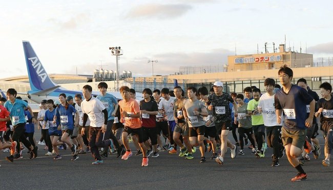 滑走路を走るイベントで、スタートする参加者=鳥取市湖山町西4丁目、鳥取空港