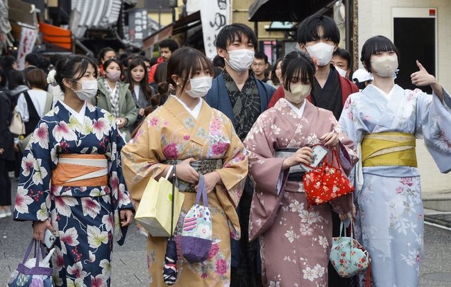 マスクを着けて京都の観光地・清水坂を歩く人たち＝２０２３年３月