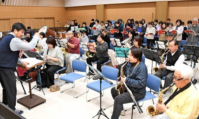 クリスマスコンサートの本番に向けて練習に励む出演者＝大田市大田町、市民会館