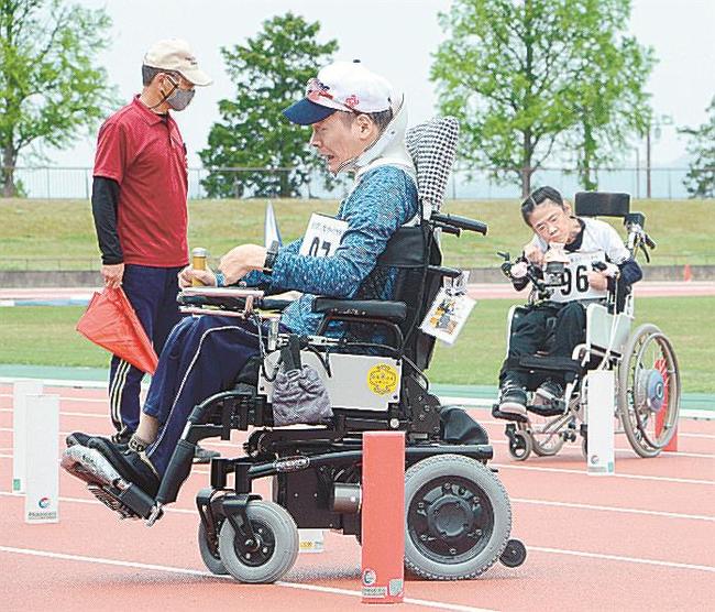 車いすのスラローム競技に挑戦する参加者＝島根県松江市上乃木１０丁目、市営陸上競技場