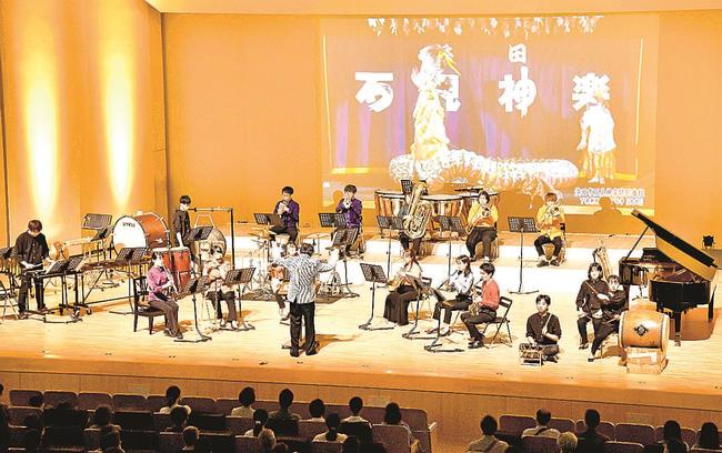 石見神楽をモチーフにしたオリジナル曲を披露するメンバーたち＝浜田市黒川町、石央文化ホール