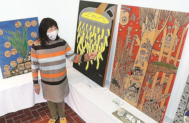 独特な世界観の作品を紹介する玉木喜久代さん＝）松江市玉湯町玉造、出雲玉作資料館