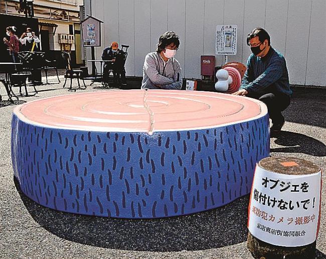 注意を呼び掛ける掲示物を置くとともに、傷を確認する金川大三副理事長（右）ら＝松江市末次本町