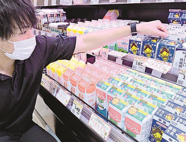 「てまえどり」を勧めるポップが掲げられた商品棚＝松江市春日町、みしまや春日店