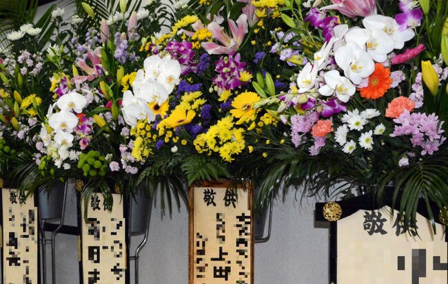 斎場に配置された供花（写真の一部を加工）
