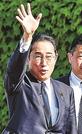 有権者に手を振る岸田文雄首相＝松江市内