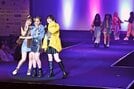ランウェイを歩き、ポーズを決めるモデルたち＝松江市朝日町、松江テルサ
