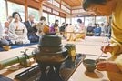 お手前を披露する流派(手前)と、もてなしを受ける来場者=松江市北堀町、明々庵百草亭