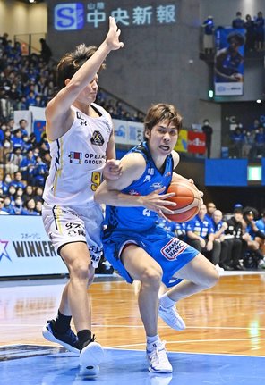 【第２３戦・島根－群馬】第３クオーター、島根の北川弘（右）がドリブルで攻め込む＝松江市総合体育館