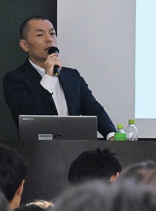知的財産権について説明する弁理士の中井正樹さん＝松江市西生馬町、松江工業高等専門学校