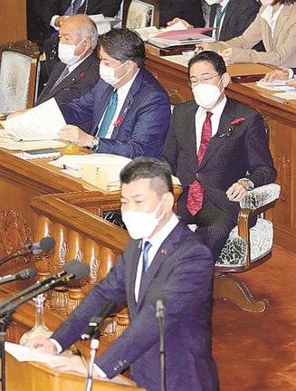 衆院本会議で立憲民主党の泉代表（手前）の代表質問を聞く岸田首相（奥右）＝５日午後