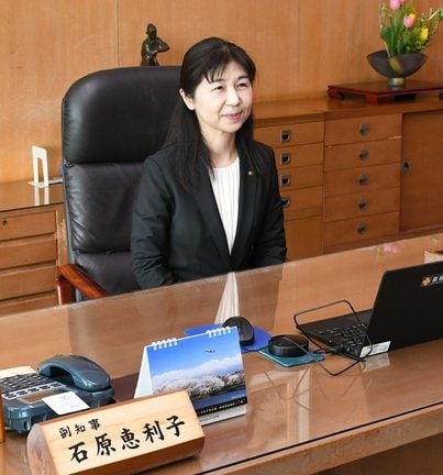 副知事の席に座り、気持ちを新たにする石原恵利子副知事＝松江市殿町、島根県庁