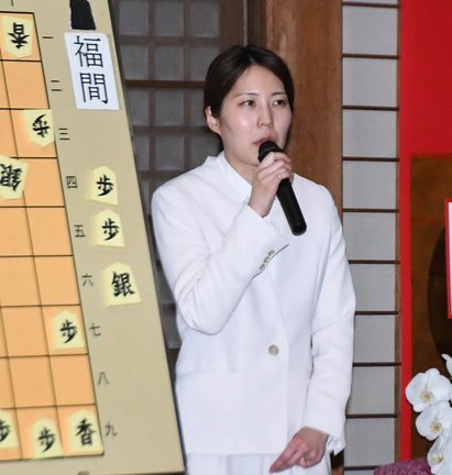 女流名人を奪還しファンにあいさつする福間香奈女流五冠＝広島県廿日市市、宮島弥山大本山大聖院