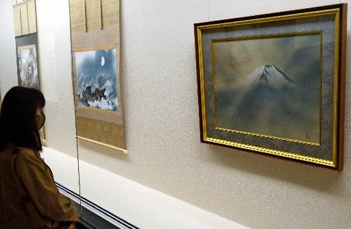 横山大観の「乾坤輝く」（右）を鑑賞する来場者＝安来市古川町、足立美術館
