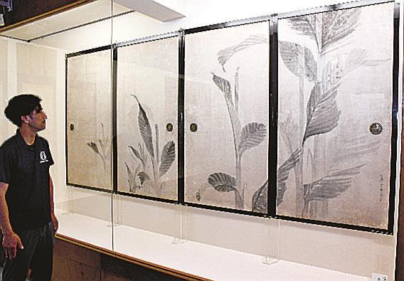 長沢蘆雪のふすま絵「芭蕉図」＝島根県奥出雲町大谷、絲原記念館