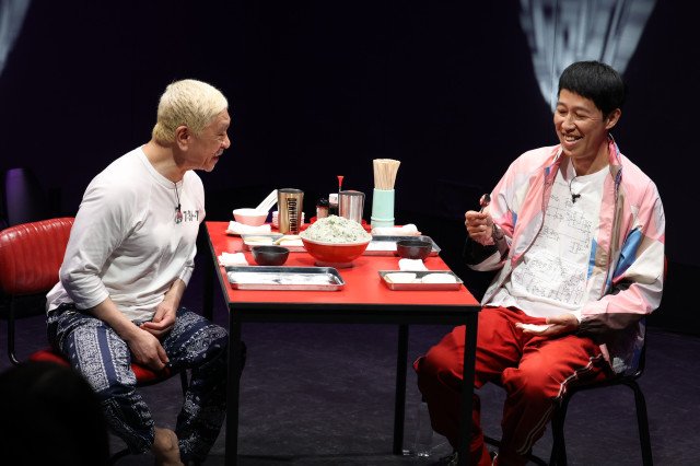 「DOWNTOWN+」の「LIVE+」に出演した(左から)松本人志、小籔千豊(C)吉本興業