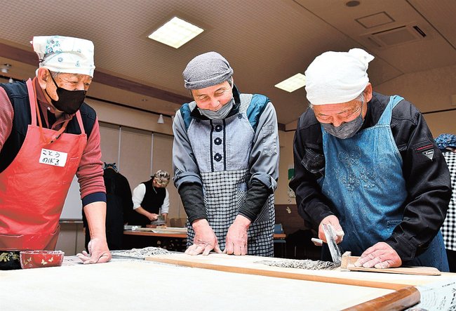 そばを切る参加者=安来市広瀬町布部、布部交流センター