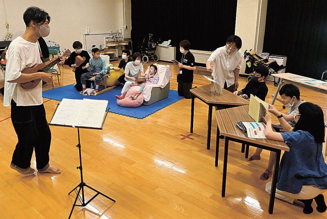 持田陽平さん（左）と演奏を楽しむ生徒ら＝松江市上乃木５丁目、松江緑が丘養護学校
