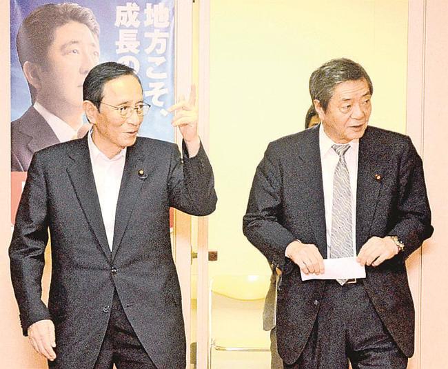 自民党本部への申し入れを終え、部屋を出る細田博之氏（左）と竹下亘氏（故人）＝２０１５年５月、東京・永田町、自民党本部